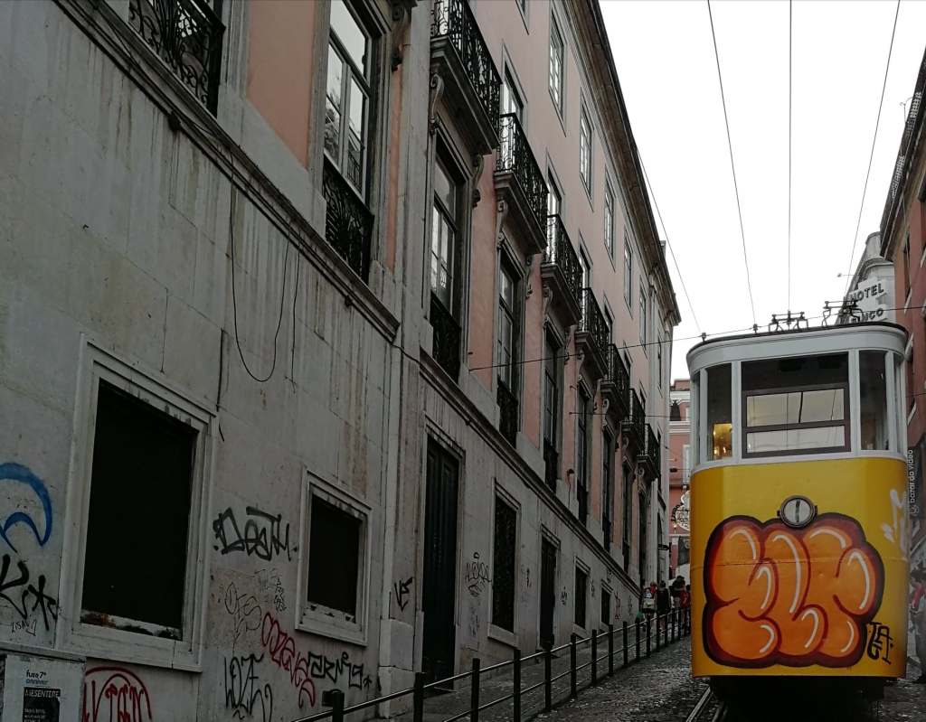Per le vie di Lisbona rigorosamente in&nbsp;tram